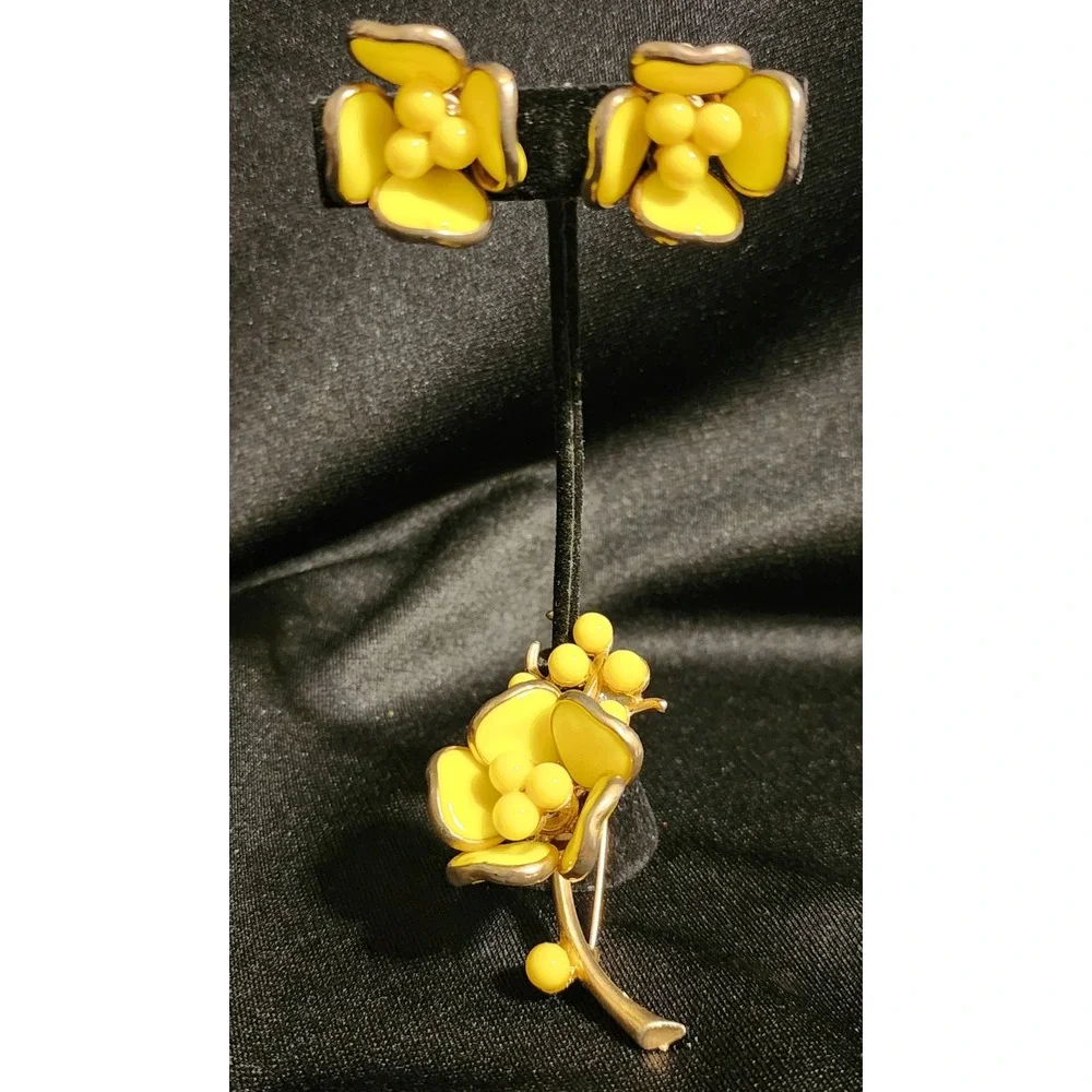 VTG Yellow Floral Enamel Brooch and Clip On Earrings Set Spring Summer Easter